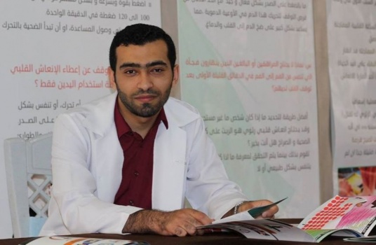 بعد تخرجه بأسبوع..طالب فلسطيني عضو لجنة علمية بمؤتمر للسرطان في أمريكا
