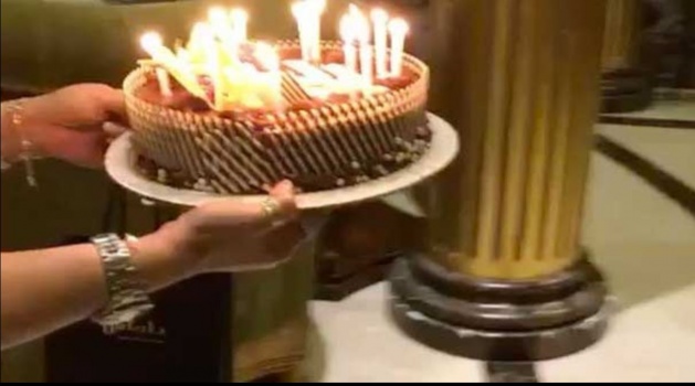 شاهد.. أحلام تفاجئ عاملة منزلها بالاحتفال بعيد ميلادها