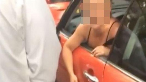 بالفيديو.. القبض على بريطانية هاجمت مسلمين في العيد