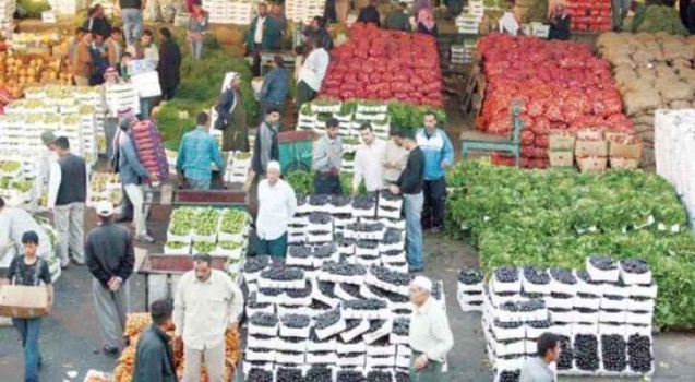 اردني يطلق زوجته وسط سوق الخضار ويعتدي على البسطات