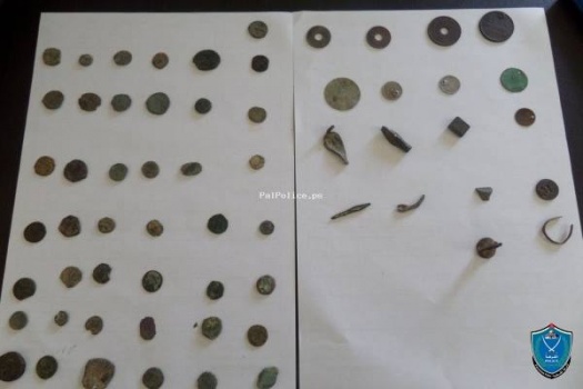 ضبط 50 قطعة أثرية بحوزة تاجر آثار في دورا
