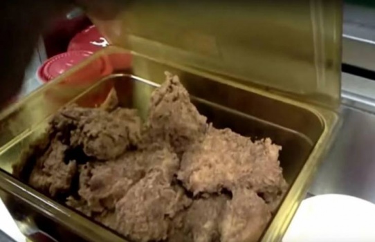 فيديو| فضيحة 'KFC'.. مشاهِد لممارسات مقززة