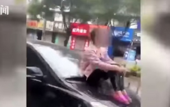 جلست على سيارة زوجها ورفضت النزول...لن تصدق السبب!