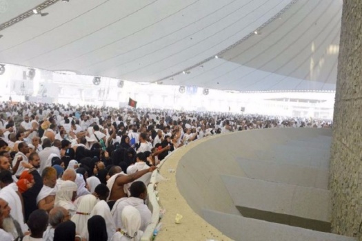 الحجاج يرمون جمرة العقبة الكبرى بمنى بأول أيام العيد
