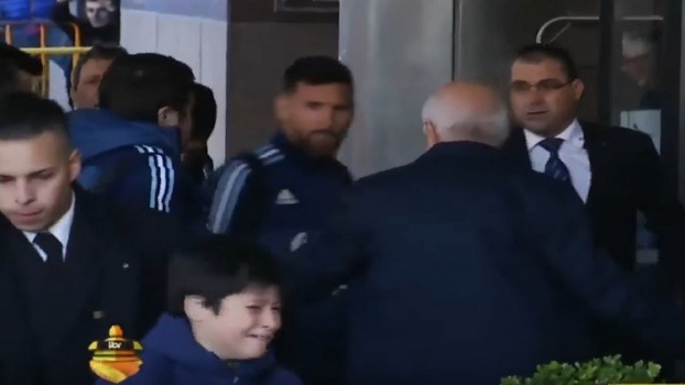 شاهد بالفيديو ... قلب ميسي يرق لـ "طفل"!