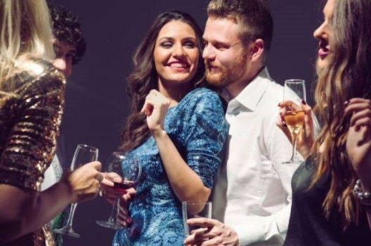 عندما تتغزّلين بزوجكِ أمام الناس.. هل تظهرين عكس ما تشعرين به؟