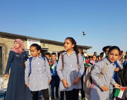 نشطاء يعيدون بناء مدرسة جب الذيب
