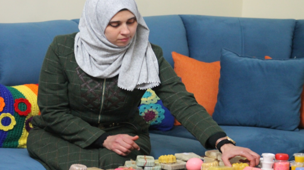 صفاء تصنع الصابون من الرماد