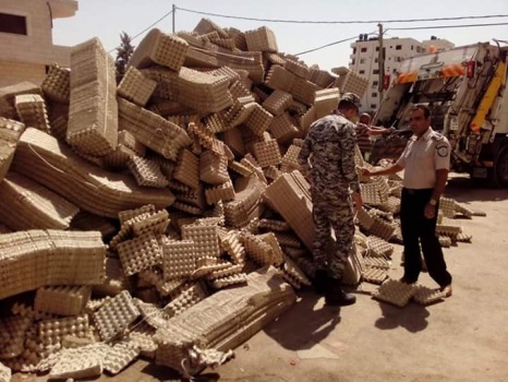 بالصور..اتلاف 50 الف كرتونة بيض غير صالحة للاستخدام في جنين