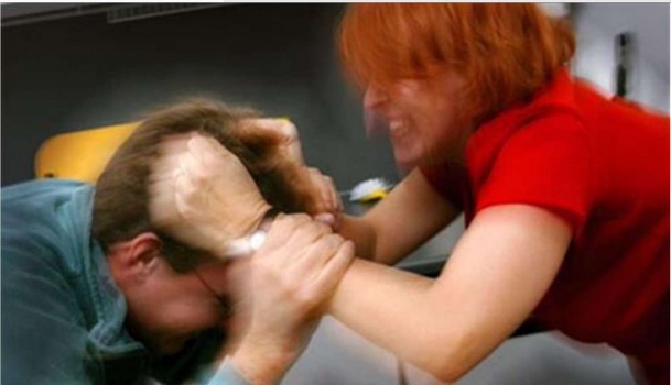 بالتفاصيل: رجل بغزة يغرق بالدماء بعد ضربه من قبل زوجته بكأس على رأسه