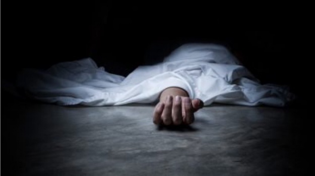 بتحريض من زوجته .. شاب يقتل أمه خنقاً اثناء سجودها في الصلاة