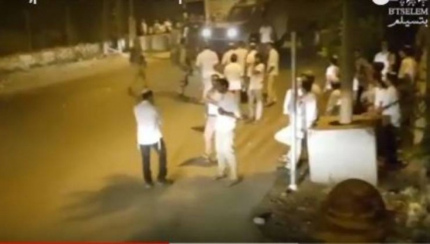شاهد بالفيديو : مستوطنون يعتدون على طفلين في الخليل