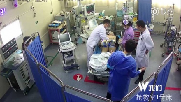 شاهد .. طلب أب تعويضا من طبيب أنقذ حياة ابنه يُثير الجدل !