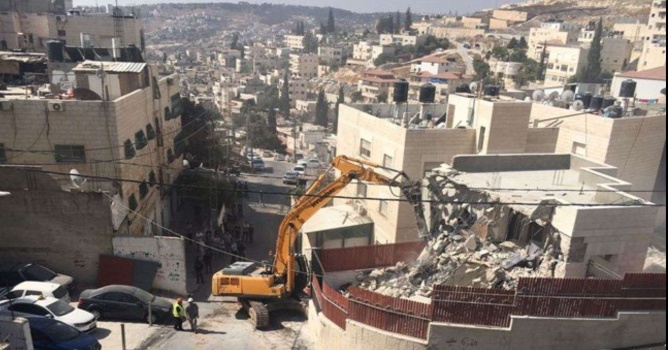 جرافات الاحتلال تهدم بناية سكنية في القدس