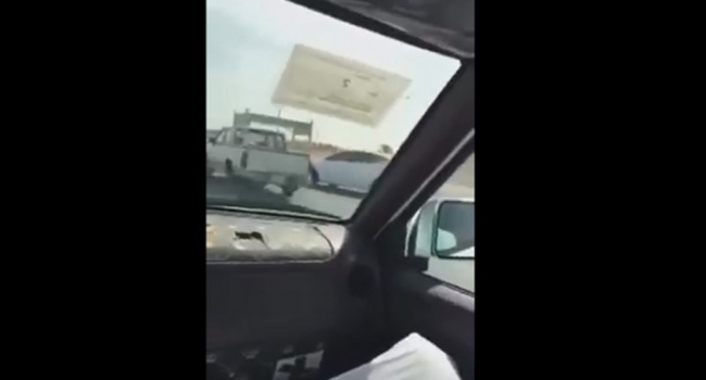 بالفيديو.. تهور "مفحط" يتسبب بحادث مروري على طريق سريع