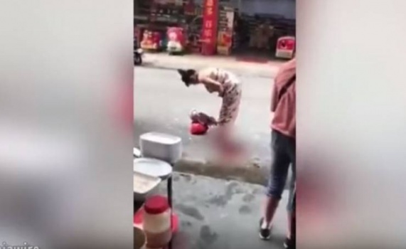 فيديو مروع | شابة تنجب طفلها في الشارع.. وما حصل بعد ذلك صادم!!