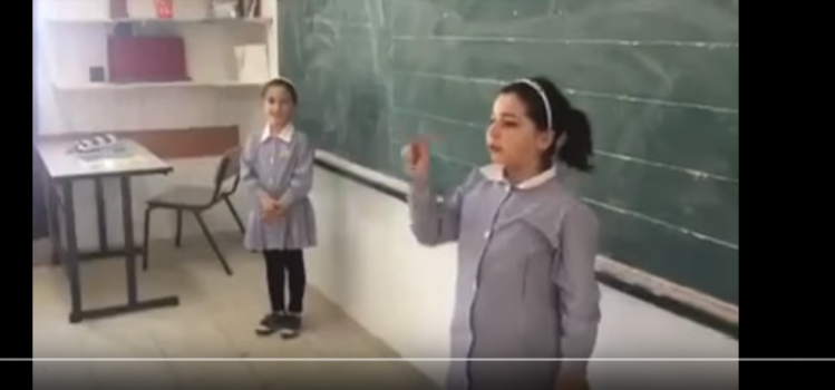وصلت الى المدارس.. معلمة تستخدم الدحية لتعليم الطالبات جنوب نابلس