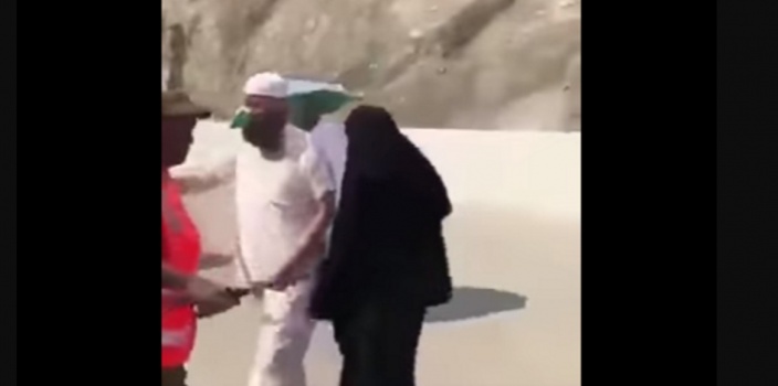 فيديو مؤثر بين حاج وجندي سعودي بمنطقة رمي الجمرات