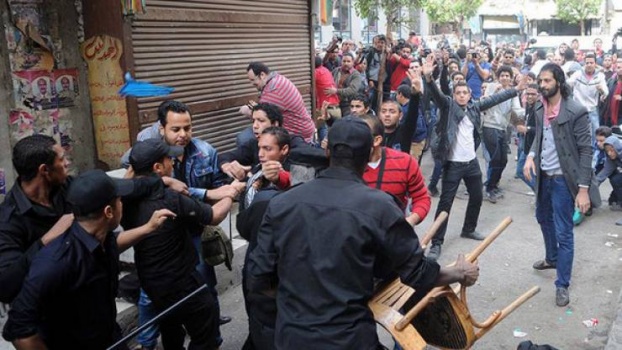 لن تُصدق ماذا فعلت مصرية لتخلص زوجها من قبضة رجال الشرطة!