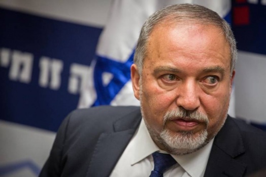 ليبرمان يدعم إقرار قانون لإعدام معتقلين فلسطينيين
