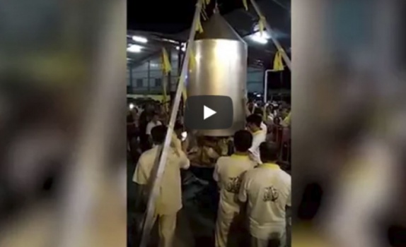 شاهد بالفيديو | ساحر يفقد حياته بعد وضع نفسه داخل إناء أعلى النيران