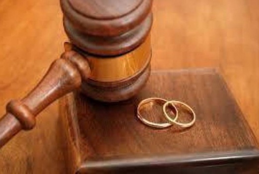 رفض شراء هاتف حديث لزوجته فطلبت الخلع