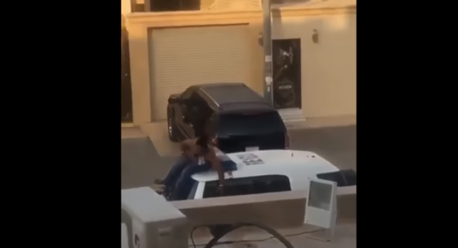 فيديو| مقيم هندي يخطف سلاح شرطي سعودي ويطلق النار عشوائيا!