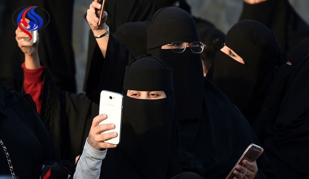 سجال واسع في السعودية بسبب قانونية تفتيش محادثات &ldquo;واتس آب&rdquo;