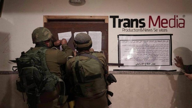 الاحتلال يغلق مقار 8 شركات إعلامية بالضفة لـ6شهور...والحكومة الفلسطينية تدين الاقتحام