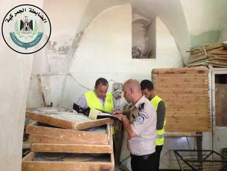 بالصور.."الضابطة" ولجنة السلامة توقفان مخبزا عن العمل في بيت لحم