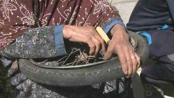 شاهد: نجية الناطور سبعينية فلسطينية تمتهن إصلاح الدراجات الهوائية