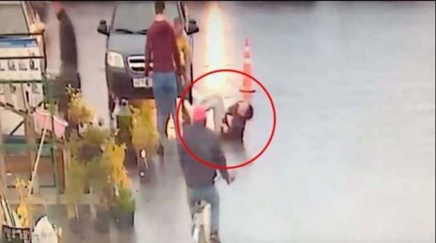 زبون يقتل حلاقاً بسيخٍ في قلبه لأن التسريحة لم تعجبه!