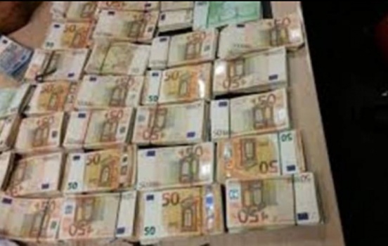 عثرت على 9 آلاف يورو في القمامة.. وهذا ما فعلته بها!