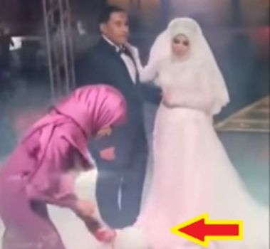 فيديو| قدمت لشقيقتها العروس هدية الزفاف بطريقة غريبة.. وهذا ما حدث!