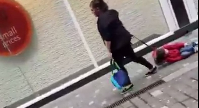 فيديو صادم لامرأة تسحب طفلاً في إحدى مدن بريطانيا!