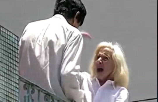 شاهد ماذا فعل المارة لحظة قتل رجل امرأة أمامهم.. وردّ فعلهم صادم!