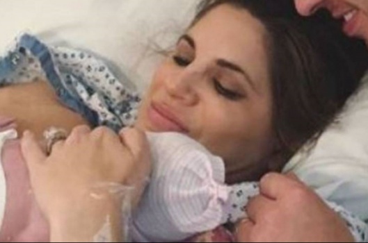 شاهد.. مذيعة يباغتها 'المخاض'على الهواء مباشرة!