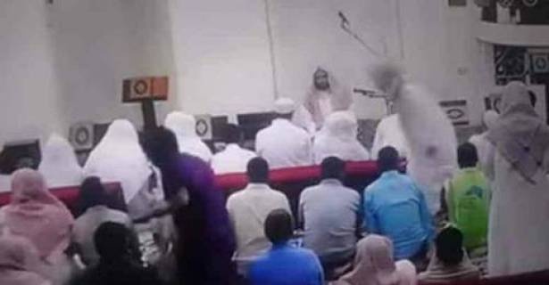 بالفيديو.. لحظة وفاة إمام مسجد أثناء صلاة العصر!