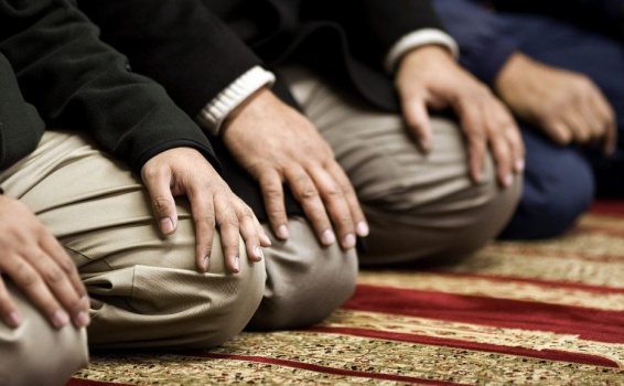 ماذا تقول هذه الدراسة عن حركات الجسد أثناء الصلاة؟