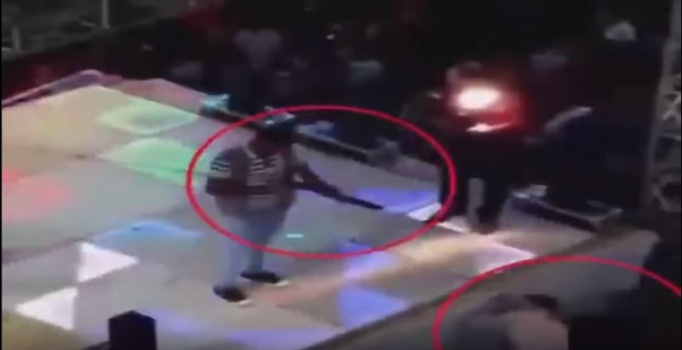 شاهد بالفيديو :  لحظة مقتل طفل مصري برصاصة طائشة بحفل زفاف !