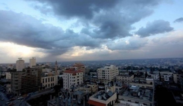 أجواء غائمة جزئياً إلى صافية وانخفاض غداً