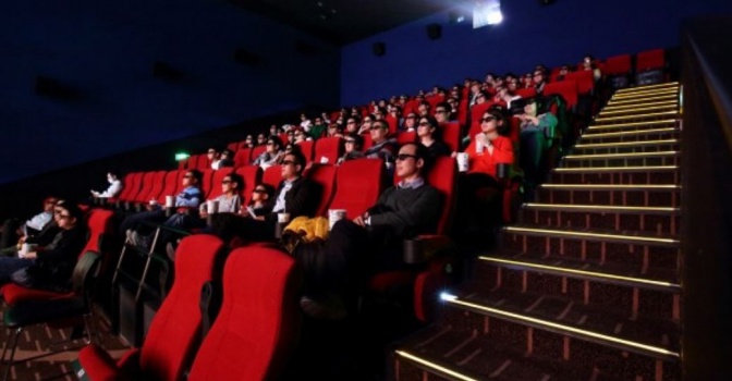 لماذا تكون مقاعد دور السينما غالبًا حمراء اللون؟