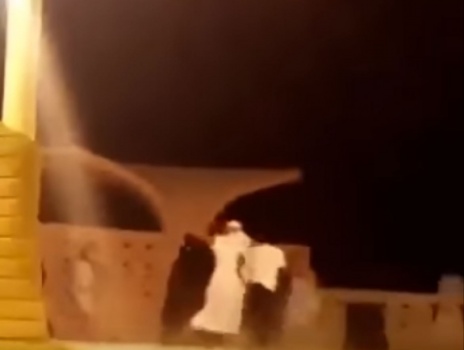 فيديو| معركة عنيفة بين رجال ونساء بالسعودية