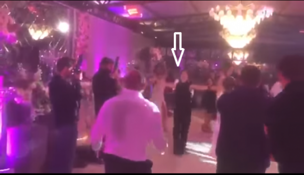 موقف مُحرج لشقيقة العروس بعدما طلبت من خطيبها حملها!