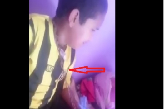 أب يربط ابنه بالسلاسل يُثير غضب مواقع التواصل!