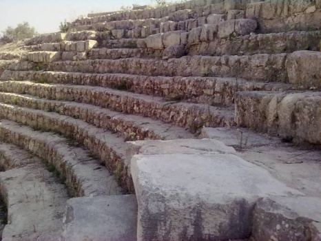 مجهولون يحطمون أحجاراً تاريخية في سبسطية