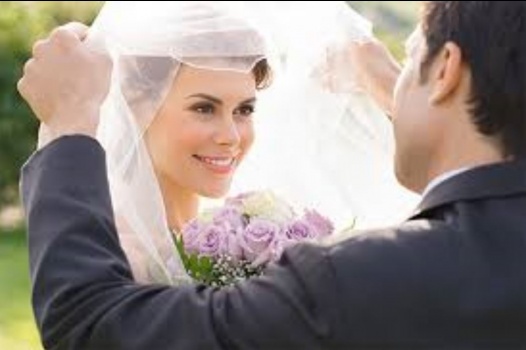 شاب يبهر الحضور برقصة جنونية مع شقيقته احتفالا بزفافها (فيديو)