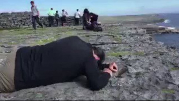 أمريكي مصاب برهاب المرتفعات يصارع خوفه ويحاول مشاهدة المحيط من أعلى الجبل !