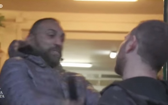 شاهد .. رجل مافيا يُهَشّم أنف صحفي ويلاحقه بأنبوب معدني!!
