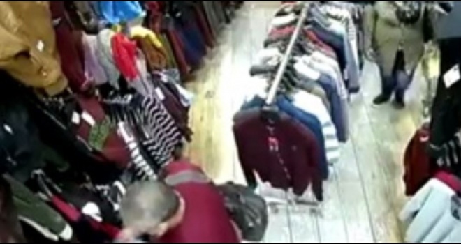 حيلة ماكرة من 3 فتيات لسرقة زبائن المحال (فيديو)